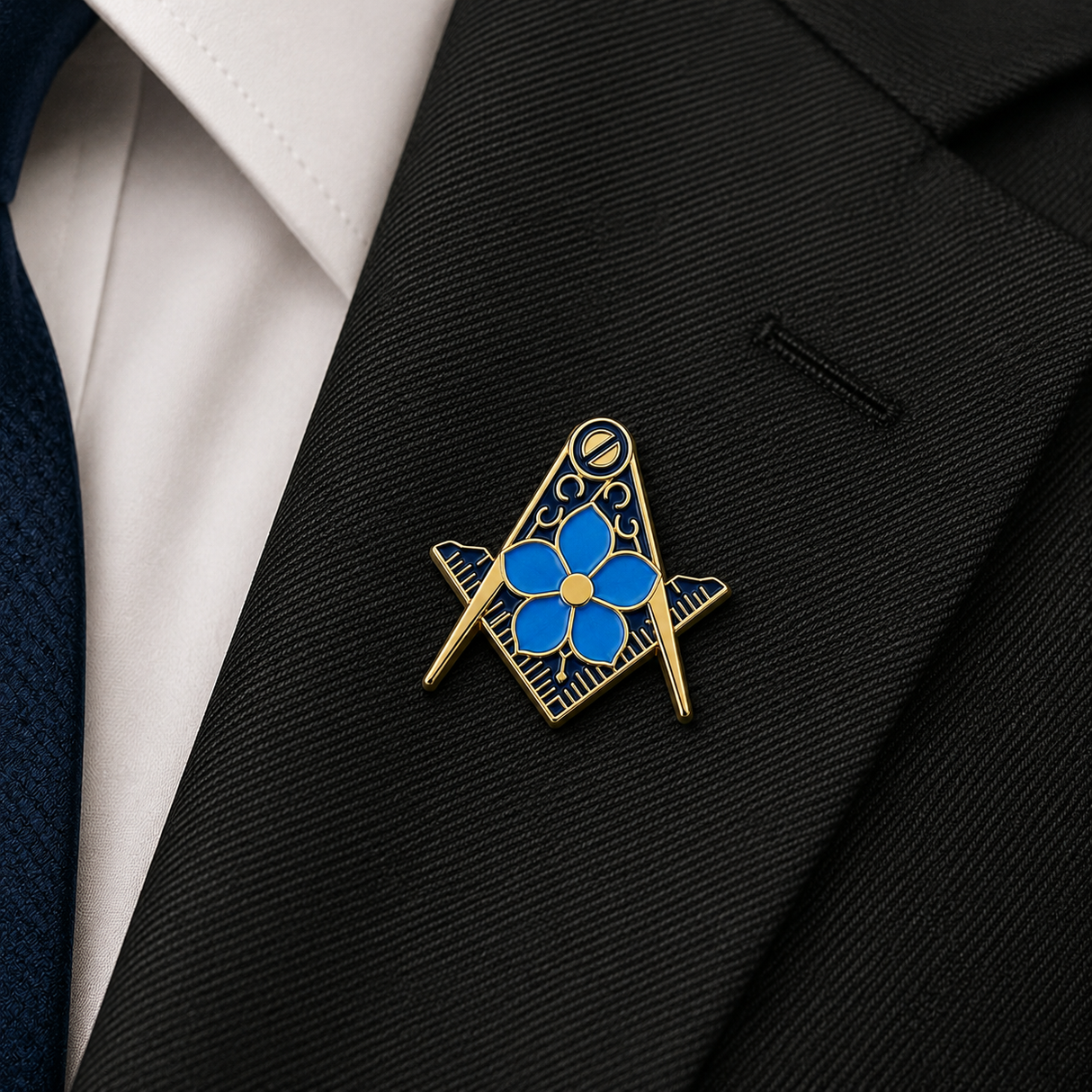 Forget Me Not in Gold Crest Freemasons Masonic Lapel Pin Badge – 17mm x 15mm