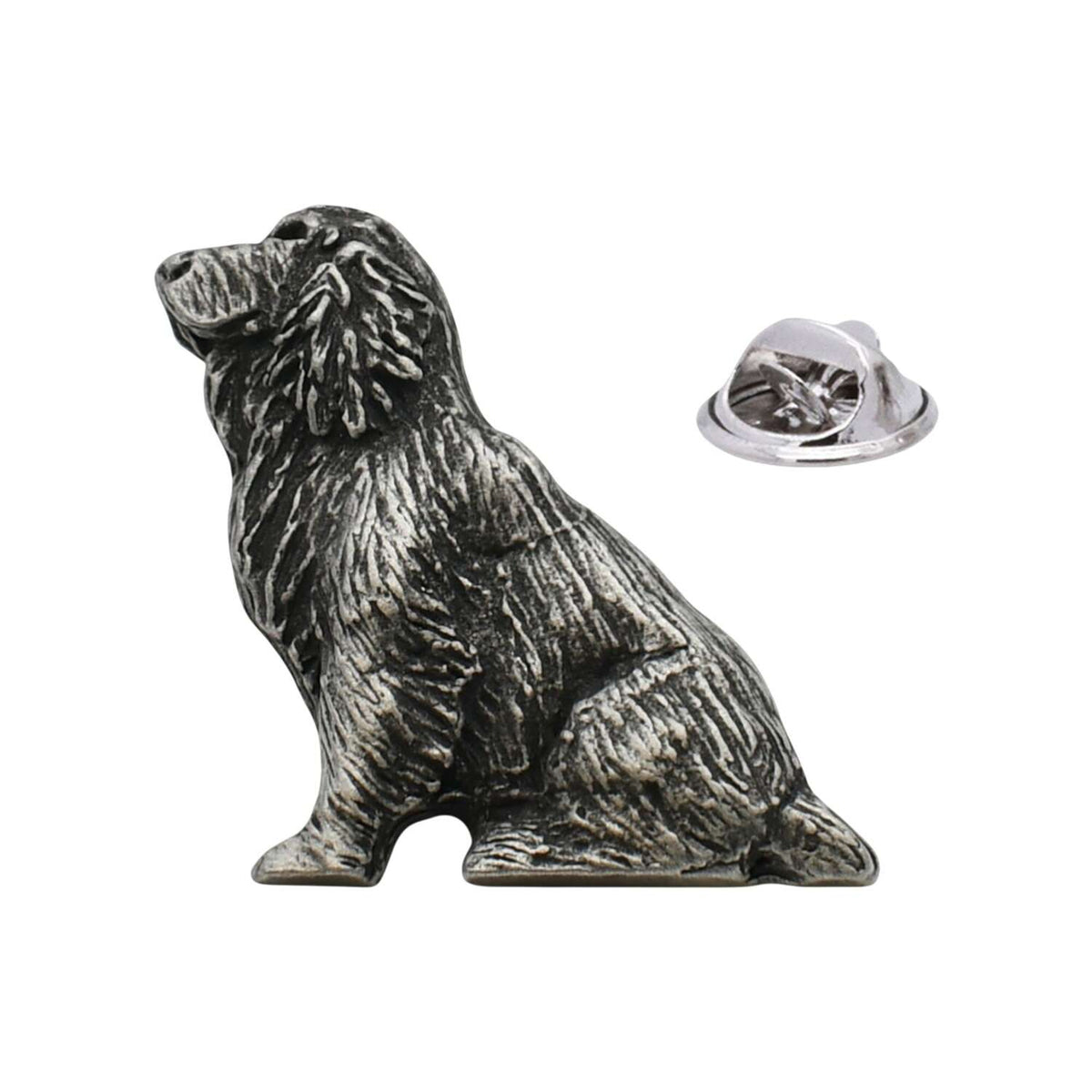 Antique silver-coloured seated spaniel dog lapel pin with detailed fur and butterfly fastening