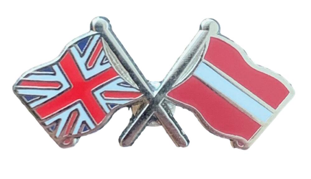 Union Jack & Latvia Flags Friendship Courtesy  enamel  Lapel Pin Badge T1233 image 1