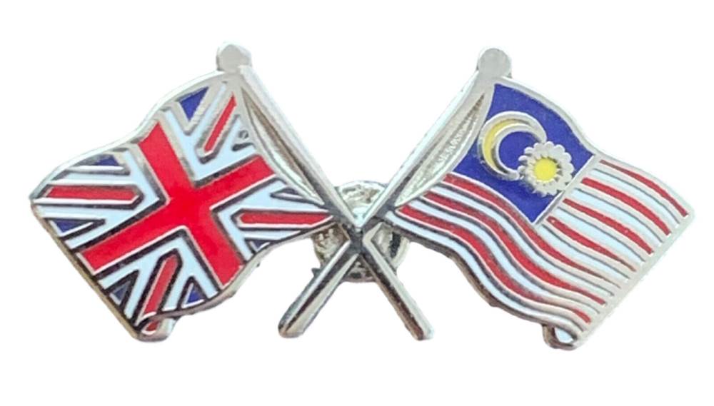 Union Jack & Malaysia Flags Friendship Courtesy  enamel  Lapel Pin Badge T014 image 0