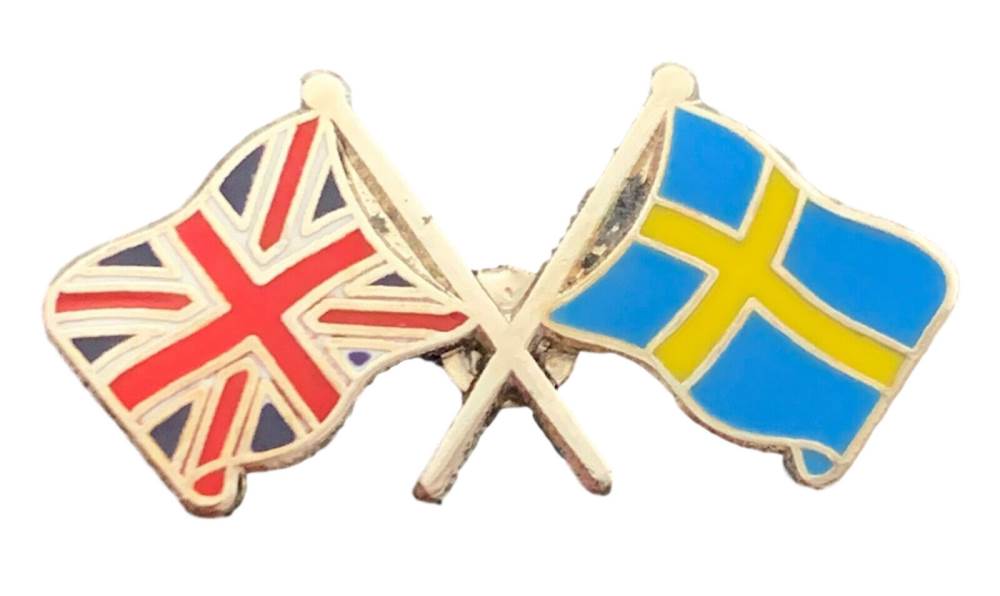 Union Jack & Sweden Flags Friendship Courtesy enamel Lapel Pin Badge T265 image 0