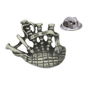 Antique silver-coloured Scottish bagpipes lapel pin with detailed pipes, patterned bag and butterfly clasp