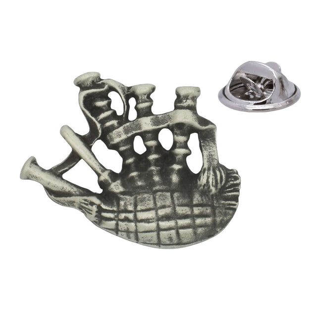 Antique silver-coloured Scottish bagpipes lapel pin with detailed pipes, patterned bag and butterfly clasp